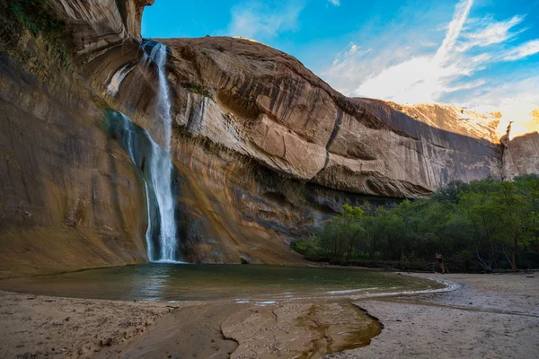 Mädchen fotografiert die Calf Creek Falls, Calf Creek Canyon, — Stockfoto
