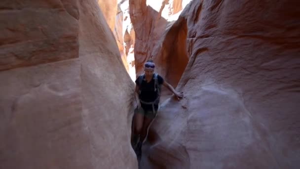 Piesze wycieczki zabawa w chowanego Slot Canyon — Wideo stockowe