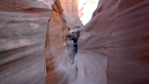 Piesze wycieczki zabawa w chowanego Slot Canyon — Wideo stockowe