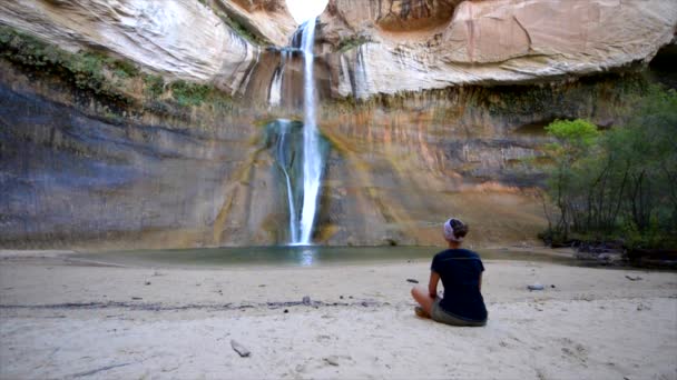 Meditating near the waterfall — Stock Video