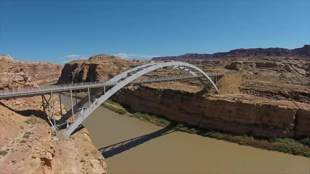 Hite passerar bron State Highway 95 Utah antenn. — Stockvideo