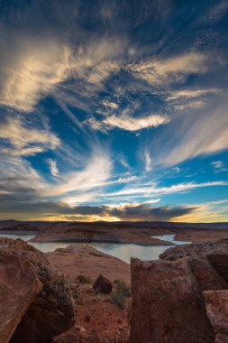 Güzel günbatımı gökyüzü Lake Powell