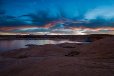 Güneş battıktan sonra Lake Powell