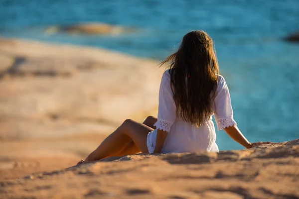 Piękna młoda kobieta relaks na plaży o zachodzie słońca — Zdjęcie stockowe