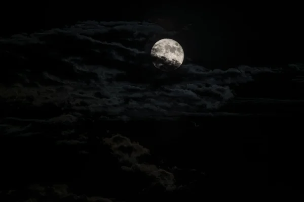 Luna llena detrás de nubes oscuras y dramáticas — Foto de Stock