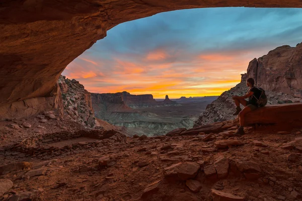 Sac à dos fille regardant beau coucher de soleil — Photo