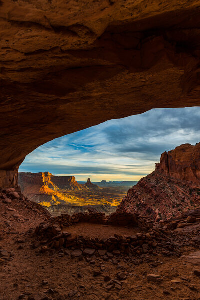 Ложная вертикальная композиция каньонлендского национального парка Кива

