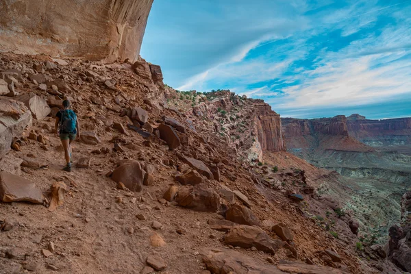 Піші прогулянки Canyonlands рюкзаком на передвиборну помилкових Ківа — стокове фото