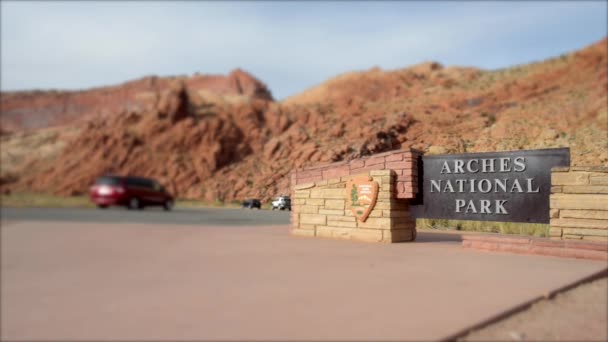 Señal de entrada al Parque Nacional Arches — Vídeo de stock