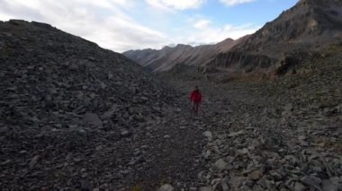 Uzun yürüyüşe çıkan kimse Backpacker kristal göl iz Ophir pass Colorado yakınlarında