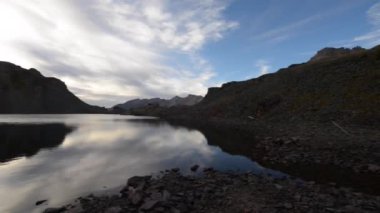 11,789 ayak Ophir Pass üstündeki kristal göl,