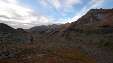 Uzun yürüyüşe çıkan kimse Backpacker kristal göl iz Ophir pass Colorado yakınlarında
