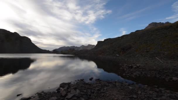 Kristallsee, auf dem Gipfel des 11.789 Fuß Ophir Pass, — Stockvideo