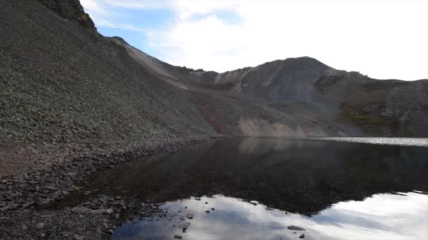 Crystal Lake, överst på 11,789 fot Ophir Pass, — Stockvideo