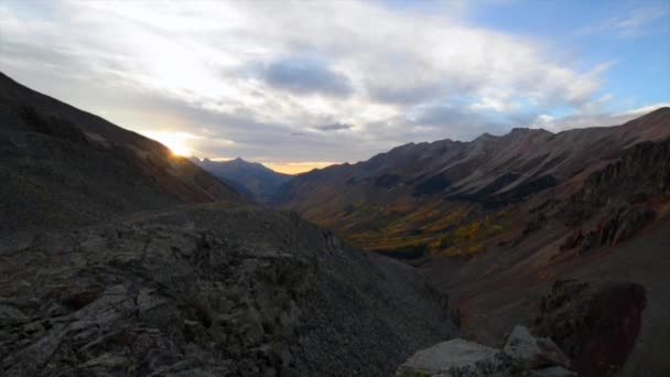 Ophir Pass tepesinden günbatımı görüntülemek — Stok video