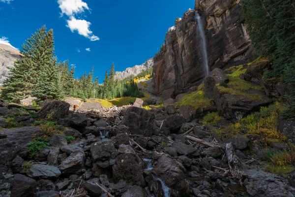 Flickan tar bild på Bridal Veil Falls Telluride Colorado Usa — Stockfoto