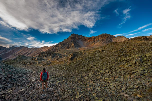 Дівчина Backpacker стежкою кристал озеро вище Ophir Pass сум — стокове фото