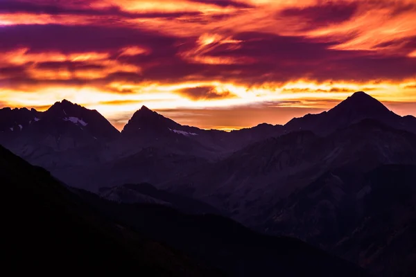 Picos de montanha ao pôr do sol — Fotografia de Stock