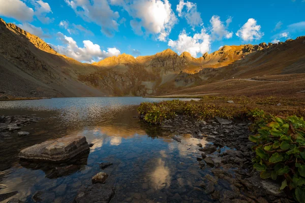 清澈的湖水敦 San Juan 山附近 — 图库照片