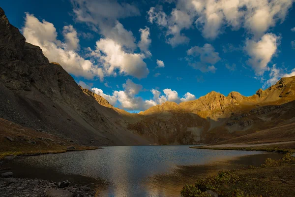 清澈的湖水敦 San Juan 山附近 — 图库照片