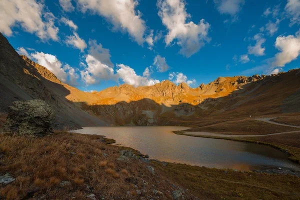 清澈的湖水敦 San Juan 山附近 — 图库照片