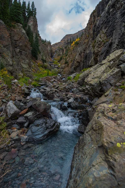 Kleine waterval met kristal helder water Colorado — Stockfoto