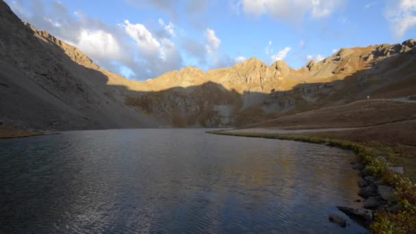 清澈的湖水敦 San Juan 山附近 — 图库视频影像