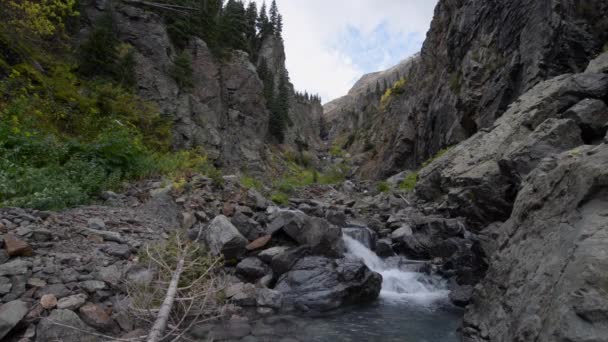Pequena cachoeira com água cristalina Colorado — Vídeo de Stock