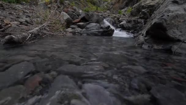 Malý vodopád s křišťálově čistou vodou Colorado — Stock video