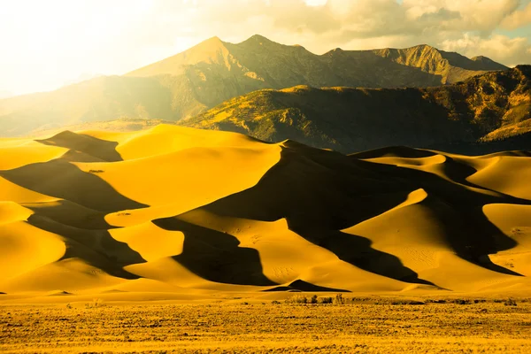 Wielkie wydmy gorący złoty zachód słońca — Zdjęcie stockowe