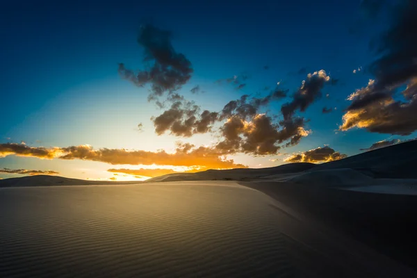 Prachtige woestijn zonsondergang — Stockfoto