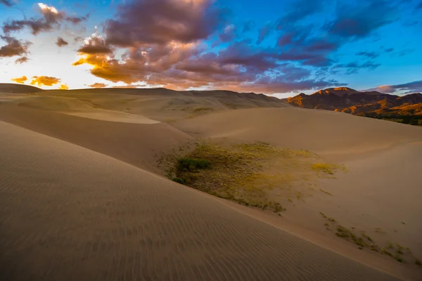 Grandes dunas de arena después del atardecer Colorado — Foto de Stock