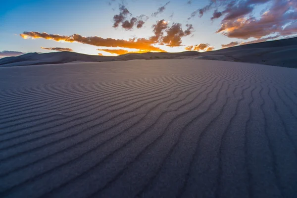 Schöner Sonnenuntergang in der Wüste — Stockfoto