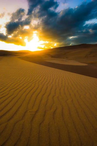 Красиві пустелі захід сонця — стокове фото