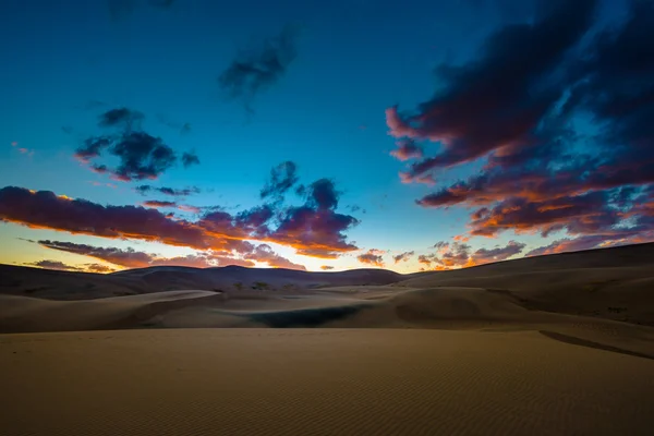Grandes dunas de areia após o pôr do sol Colorado Imagens De Bancos De Imagens