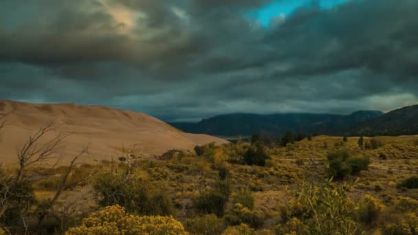 Густі хмари над у горах Sangre-де-Крісто великі піщані дюни Колорадо Timelapse 4 к — стокове відео