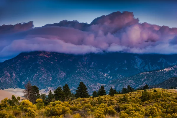 Nuvens grossas sobre as Montanhas Sangre de Cristo Grande Duna de Areia — Fotografia de Stock