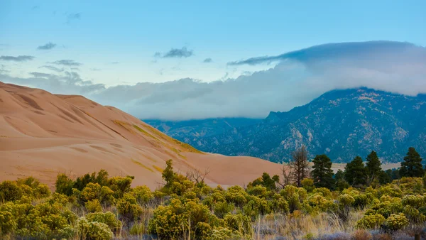 Nuvole spesse sulle montagne del Sangre de Cristo Grande duna di sabbia — Foto Stock