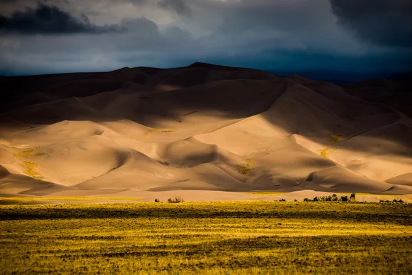 Kum tepeleri Colorado ABD manzara üzerinde kara bulutlar — Stok fotoğraf