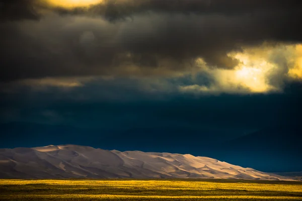 Nuvole scure sulle dune di sabbia Colorado USA Paesaggi — Foto Stock