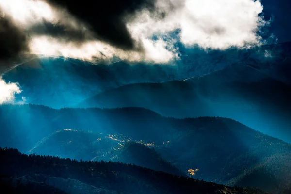 Sole che splende attraverso le nuvole scure sulle montagne Duna di sabbia — Foto Stock