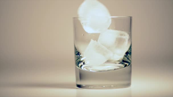 Derramando bebida de uísque sobre gelo — Vídeo de Stock