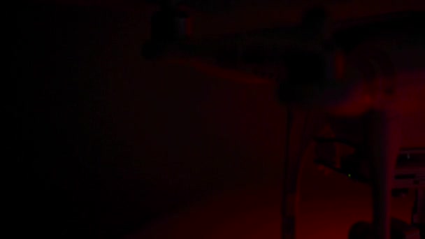 Luces parpadeantes rojas Drone Proplem baja luz — Vídeo de stock