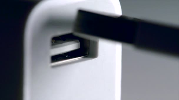 USB-Anschluss anschließen — Stockvideo