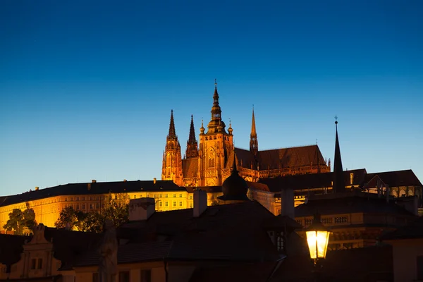 Dämmerungsszene von Prag und St. Veits Kathedrale und Burg in th — Stockfoto