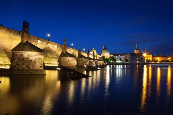 Ponte Carlo di notte Praga — Foto Stock