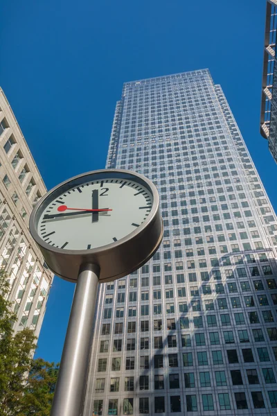 Canary Wharf clock and skyscrapers in the financial center of Lo — Stock Photo, Image