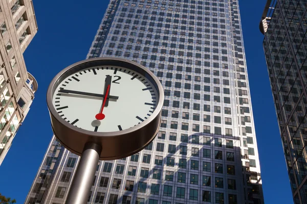 Canary Wharf clock and skyscrapers in the financial center of Lo — Stock Photo, Image