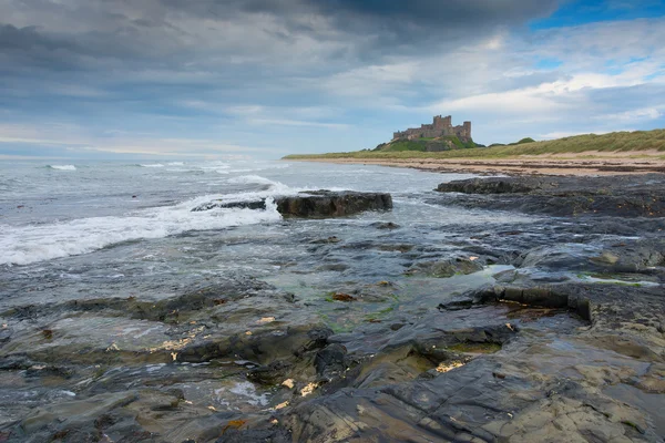 Castillo de Bamburgh desde la distancia Inglaterra — Foto de Stock