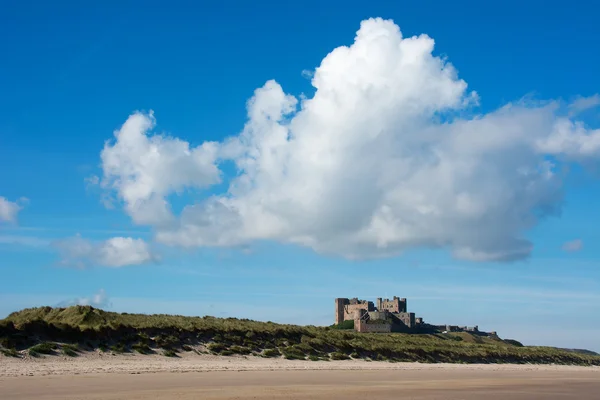 Bamburgh Castle på avstånd England — Stockfoto